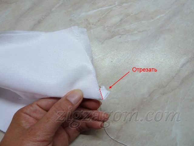 Верхний припуск тоже загибаем на «нижний» воротник и обрезаем образовавшийся лишний уголок Верхний припуск тоже загибаем на «нижний» воротник и обрезаем образовавшийся лишний уголок