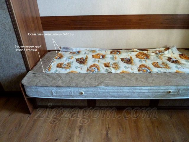 Складываем лицевыми сторонами внутрь детали из бязи и мебельной ткани и прострачиваем, начиная от переднего края Складываем лицевыми сторонами внутрь детали из бязи и мебельной ткани и прострачиваем, начиная от переднего края