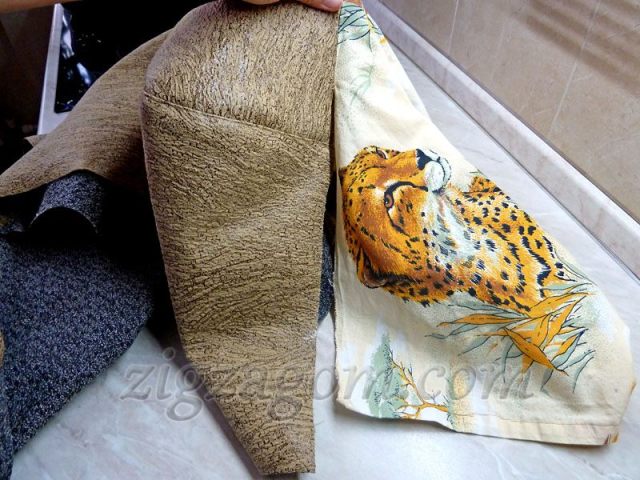Пришиваем бязевую вставку к боковой части, застрачивая одновременно и незашитый участок Пришиваем бязевую вставку к боковой части, застрачивая одновременно и незашитый участок