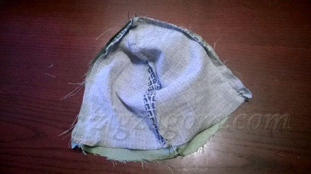 Складываем подкладку и верх лицевыми сторонами внутрь, стачиваем по закруглённой стороне Складываем подкладку и верх лицевыми сторонами внутрь, стачиваем по закруглённой стороне