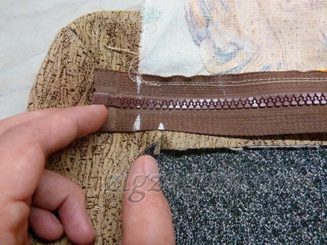 Накладываем молнию, сдвигая ее от закрепки на 1 см. Накладываем молнию, сдвигая ее от закрепки на 1 см.
