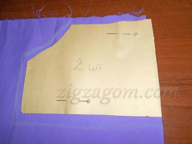 Выкройку переда прикладываем к сгибу ткани Выкройку переда прикладываем к сгибу ткани