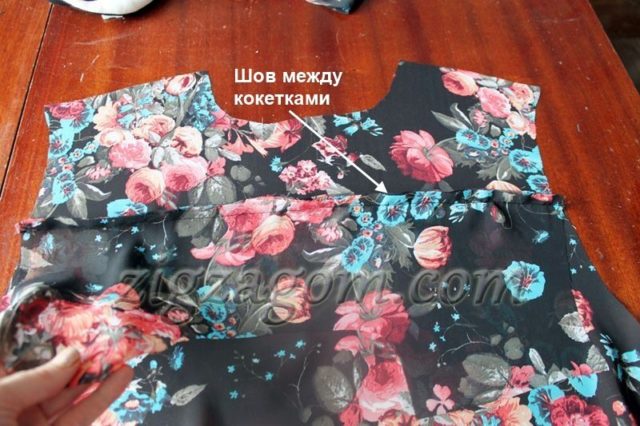 К нижнему срезу кокетки, расположенной лицевой стороной вверх, прикладываем спинку верхним срезом К нижнему срезу кокетки, расположенной лицевой стороной вверх, прикладываем спинку верхним срезом